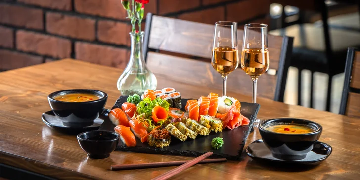 Sushi set pre 2 osoby a k tomu thajská polievka a Prosecco