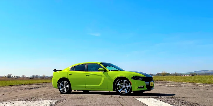 Nezabudnuteľná jazda na okruhu letiskovej dráhy v športiaku DODGE CHARGER SXT PLUS pre tínedžerov aj bez vodičáku!