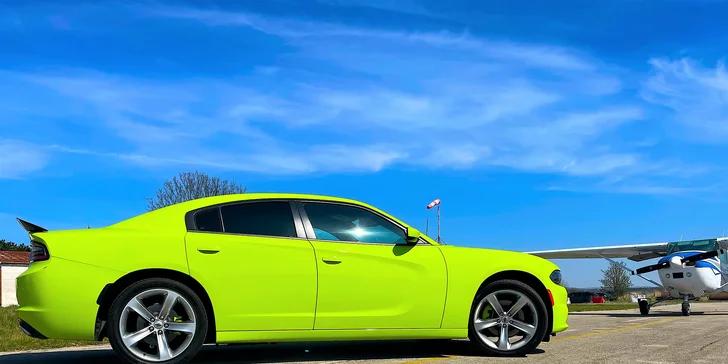 Nezabudnuteľná jazda na okruhu letiskovej dráhy v športiaku DODGE CHARGER SXT PLUS pre tínedžerov aj bez vodičáku!