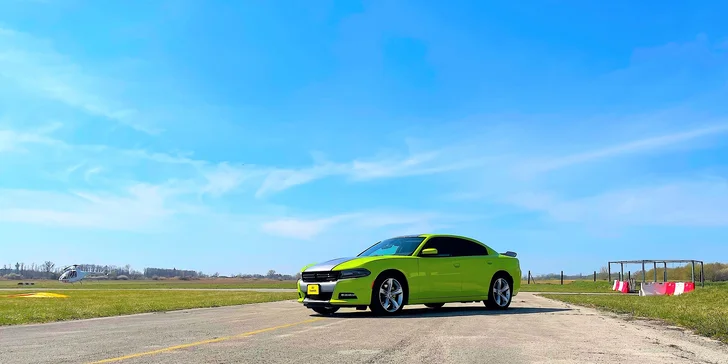 Nezabudnuteľná jazda na okruhu letiskovej dráhy v športiaku DODGE CHARGER SXT PLUS pre tínedžerov aj bez vodičáku!