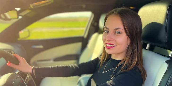 Nezabudnuteľná jazda na okruhu letiskovej dráhy v športiaku DODGE CHARGER SXT PLUS pre tínedžerov aj bez vodičáku!