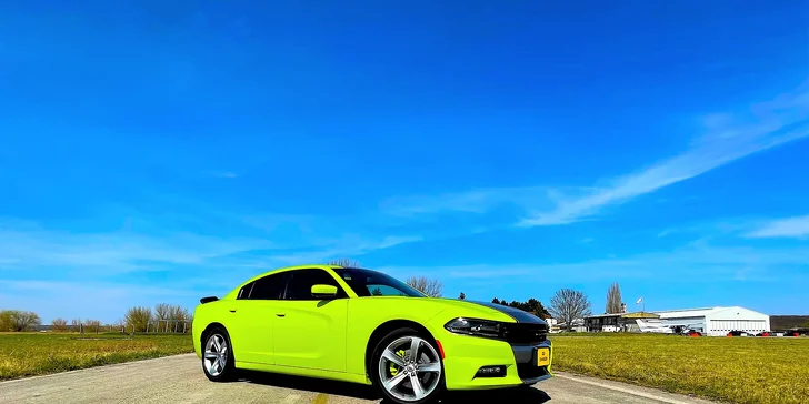 Nezabudnuteľná jazda na okruhu letiskovej dráhy v športiaku DODGE CHARGER SXT PLUS pre tínedžerov aj bez vodičáku!