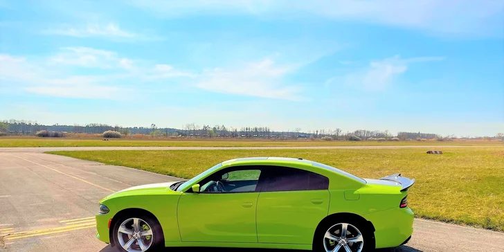 Nezabudnuteľná jazda na okruhu letiskovej dráhy v športiaku DODGE CHARGER SXT PLUS pre tínedžerov aj bez vodičáku!
