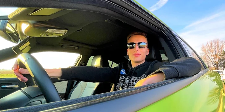 Nezabudnuteľná jazda na okruhu letiskovej dráhy v športiaku DODGE CHARGER SXT PLUS pre tínedžerov aj bez vodičáku!