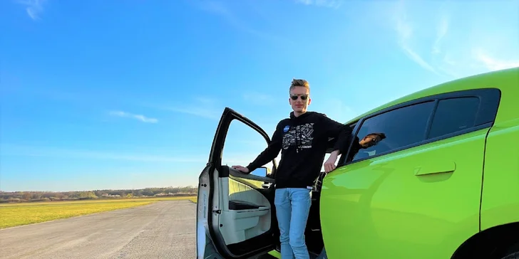 Nezabudnuteľná jazda na okruhu letiskovej dráhy v športiaku DODGE CHARGER SXT PLUS pre tínedžerov aj bez vodičáku!