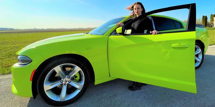 Nezabudnuteľná jazda na okruhu letiskovej dráhy v športiaku DODGE CHARGER SXT PLUS pre tínedžerov aj bez vodičáku!