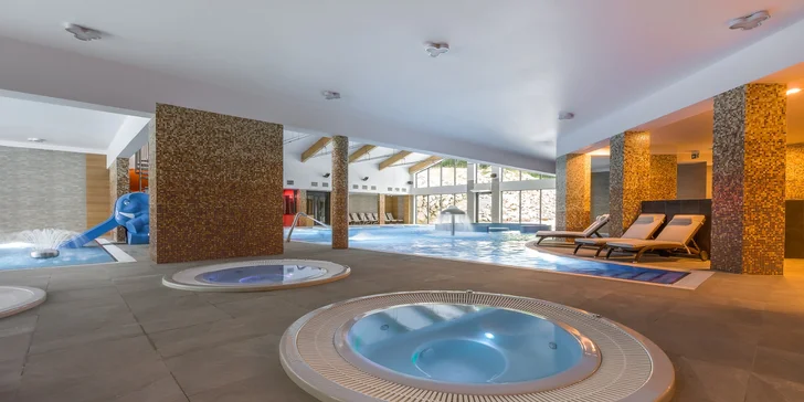 Poľské Krkonoše pre pár a rodinu: polpenzia a wellness so saunami a aquaparkom v 4* rezorte