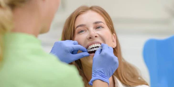Zľava na neviditeľný zubný strojček INVISALIGN + bielenie zubov vo Family Dental Care
