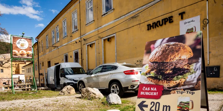 Tip-Top hostina: Mäsový alebo syrový burger s hranolčekmi a omáčkou