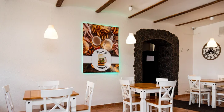 Tip-Top hostina: Mäsový alebo syrový burger s hranolčekmi a omáčkou