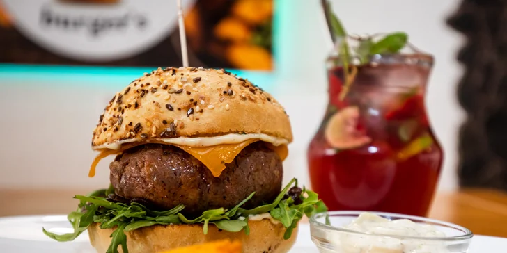 Tip-Top hostina: Mäsový alebo syrový burger s hranolčekmi a omáčkou