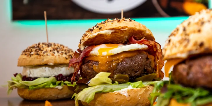 Tip-Top hostina: Mäsový alebo syrový burger s hranolčekmi a omáčkou