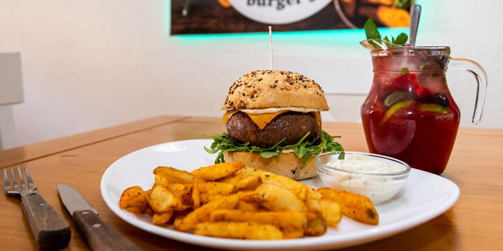 Tip-Top hostina: Mäsový a syrový burger s hranolčekmi a omáčkou
