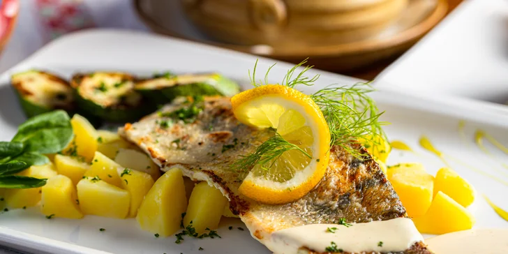 Tradičná večera s limonádou alebo fľašou vína pre dve osoby