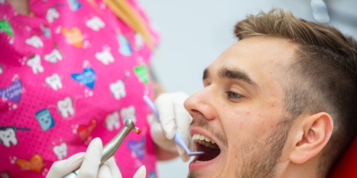 Dentálna hygiena s pieskovaním a bielenie zubov v 24Dental