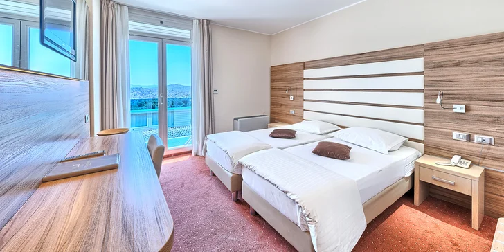 Pobyt s raňajkami pri Šibeniku: zrekonštruovaný hotel s bazénom a izbami s výhľadom na zátoku aj mesto