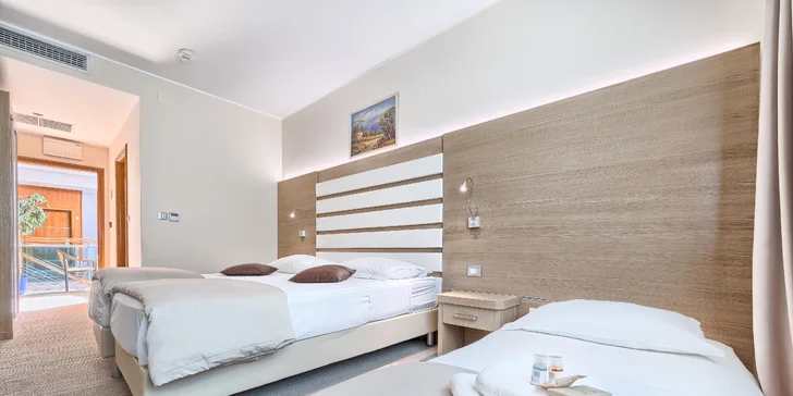 Pobyt s raňajkami pri Šibeniku: zrekonštruovaný hotel s bazénom a izbami s výhľadom na zátoku aj mesto