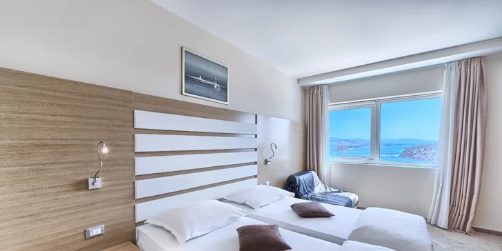 Pobyt s raňajkami pri Šibeniku: zrekonštruovaný hotel s bazénom a izbami s výhľadom na zátoku aj mesto