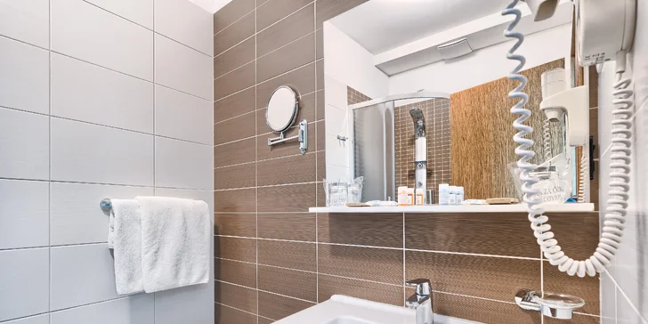 Pobyt s raňajkami pri Šibeniku: zrekonštruovaný hotel s bazénom a izbami s výhľadom na zátoku aj mesto