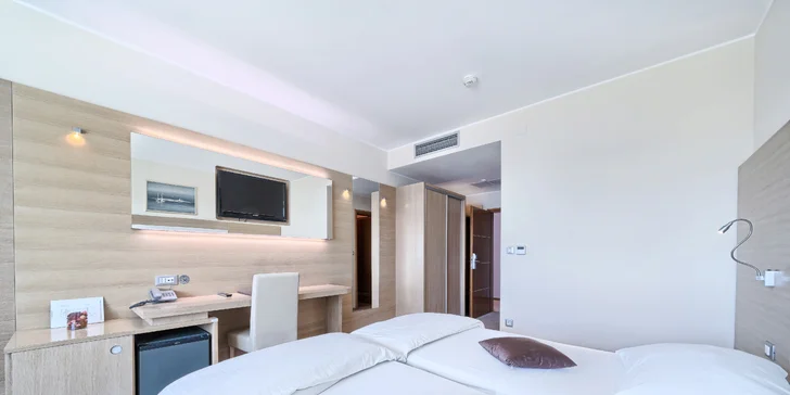 Pobyt s raňajkami pri Šibeniku: zrekonštruovaný hotel s bazénom a izbami s výhľadom na zátoku aj mesto