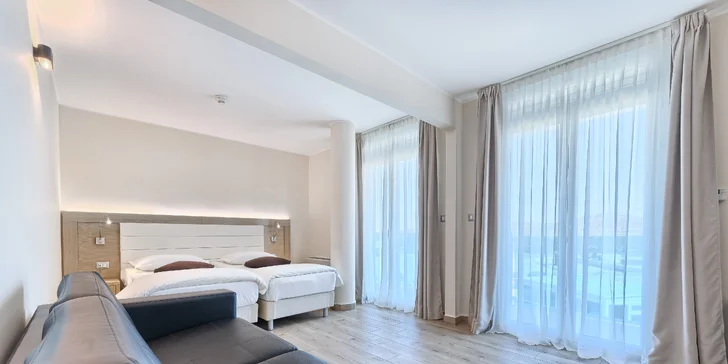 Pobyt s raňajkami pri Šibeniku: zrekonštruovaný hotel s bazénom a izbami s výhľadom na zátoku aj mesto