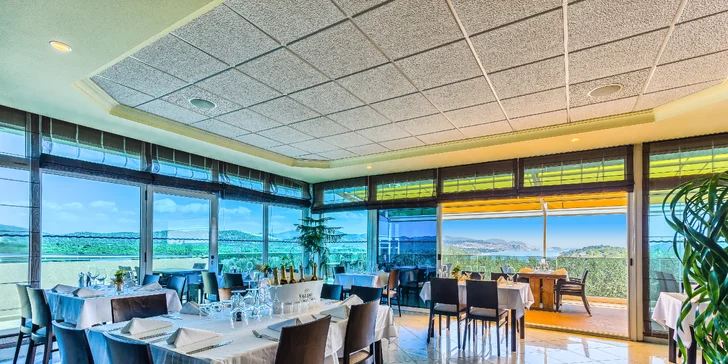 Pobyt s raňajkami pri Šibeniku: zrekonštruovaný hotel s bazénom a izbami s výhľadom na zátoku aj mesto