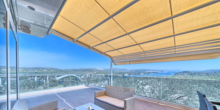 Pobyt s raňajkami pri Šibeniku: zrekonštruovaný hotel s bazénom a izbami s výhľadom na zátoku aj mesto
