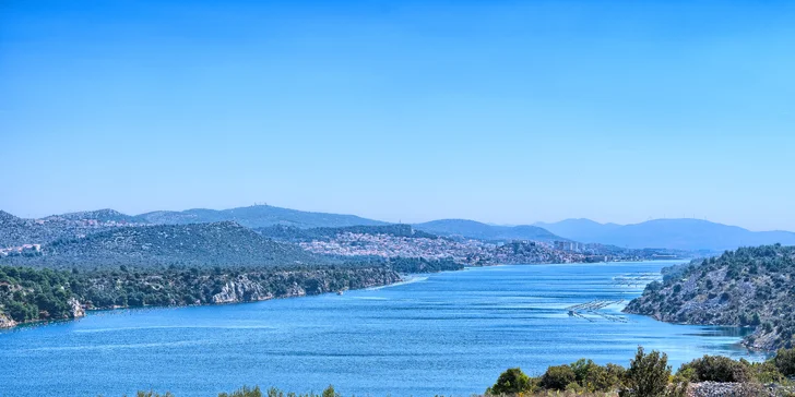 Pobyt s raňajkami pri Šibeniku: zrekonštruovaný hotel s bazénom a izbami s výhľadom na zátoku aj mesto