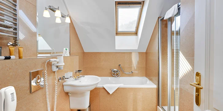 Pobyt v centre Karlových Varov s výhľadom na kolonádu: historický hotel, wellness aj procedúry