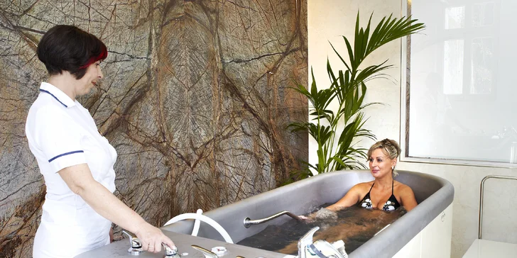 Pobyt v centre Karlových Varov s výhľadom na kolonádu: historický hotel, wellness aj procedúry