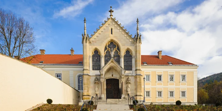 Kúsok tajomna aj romantiky: zájazd na zámok Mayerling aj na festival ruží v Badene