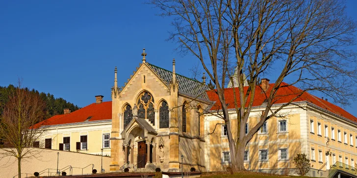 Kúsok tajomna aj romantiky: zájazd na zámok Mayerling aj na festival ruží v Badene