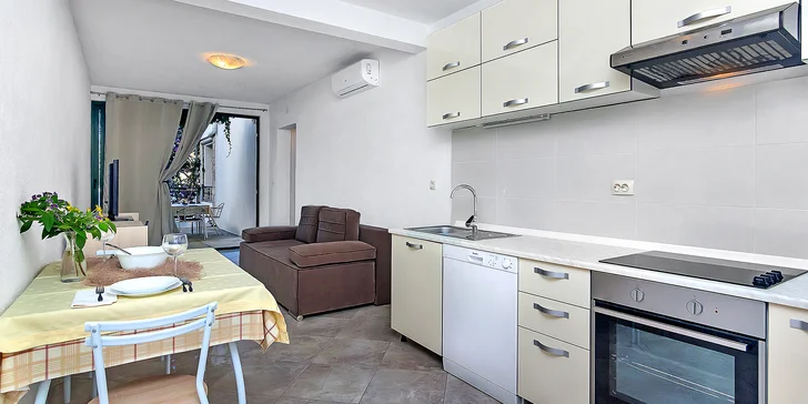 Krásna dovolenka na ostrove Hvar: plne vybavený apartmán s kuchyňou a terasou až pre 8 osôb