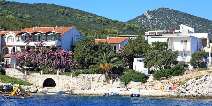 Krásna dovolenka na ostrove Hvar: plne vybavený apartmán s kuchyňou a terasou až pre 8 osôb