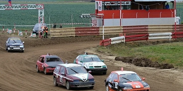 Autokrosový pretekár počas pretekov Autokros grande Slovakia