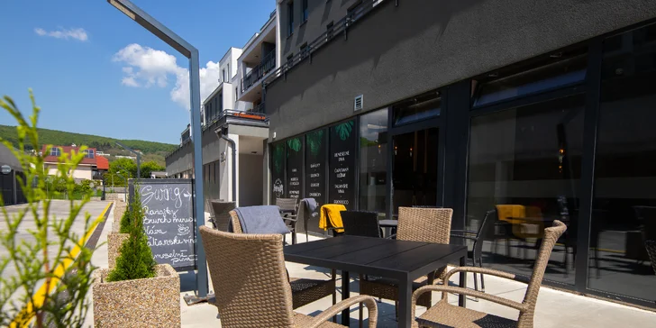 Peckový burger s hranolčekmi a pollitrovou citronádou zo Swing bistro lounge bar