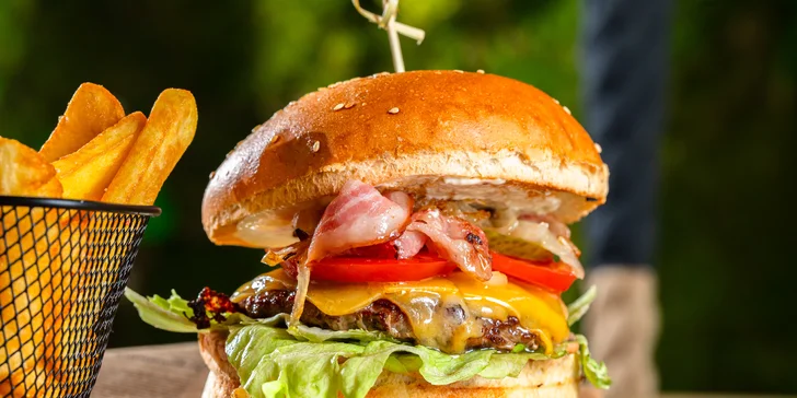 Peckový burger s hranolčekmi a pollitrovou citronádou zo Swing bistro lounge bar