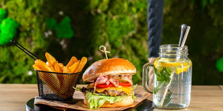 Peckový burger s hranolčekmi a pollitrovou citronádou zo Swing bistro lounge bar