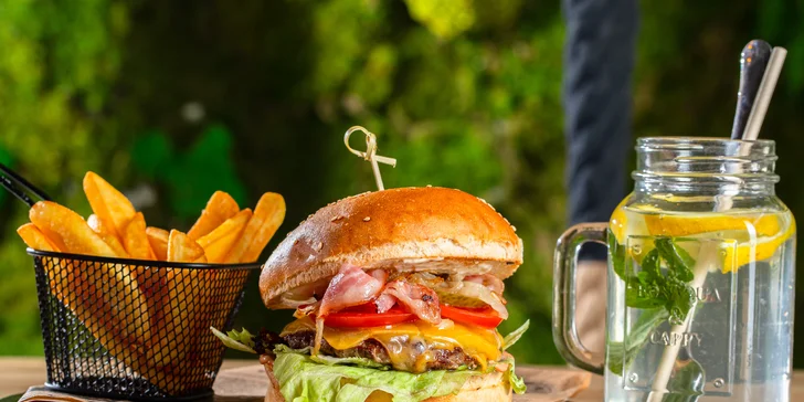 Peckový burger s hranolčekmi a pollitrovou citronádou zo Swing bistro lounge bar