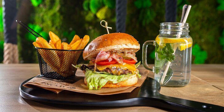 Peckový burger s hranolčekmi a pollitrovou citronádou zo Swing bistro lounge bar
