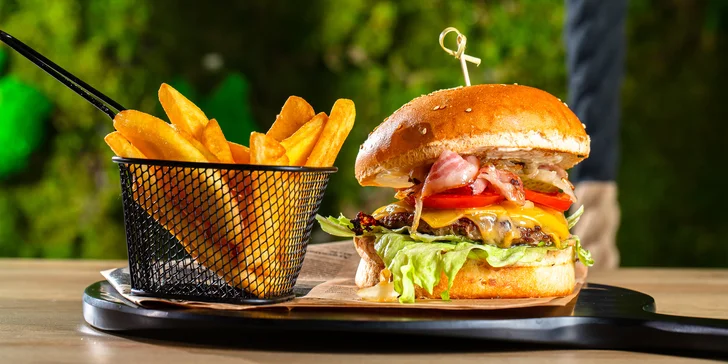 Peckový burger s hranolčekmi a pollitrovou citronádou zo Swing bistro lounge bar