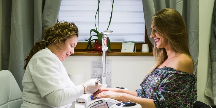 Pedikúra alebo manikúra s pogélovaním či balíček Ruky+Nohy
