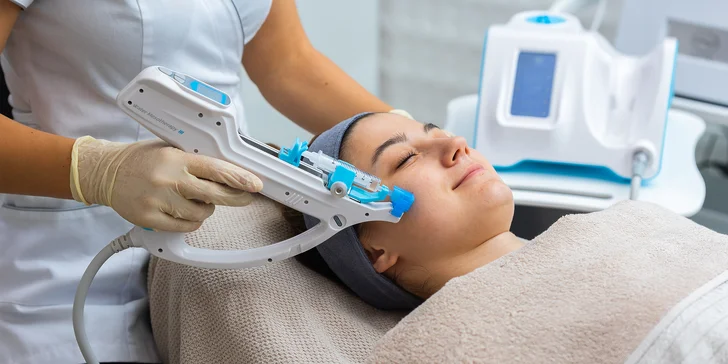 Omladenie pleti mezoterapiou s kyselinou hyalurónovou pomocou Vital injectoru