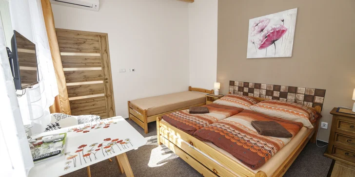 Pobyt s raňajkami a degustáciou vína pri valtickom zámockom parku
