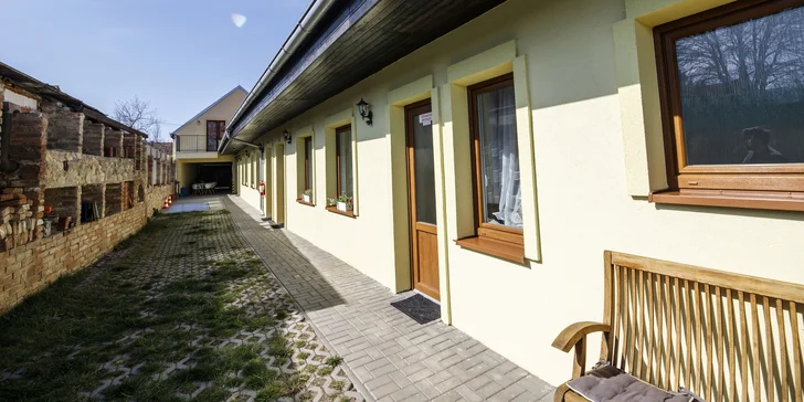Pobyt s raňajkami a degustáciou vína pri valtickom zámockom parku