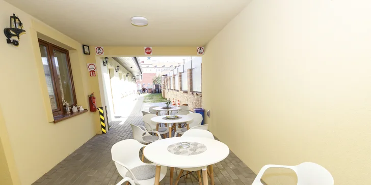 Pobyt s raňajkami a degustáciou vína pri valtickom zámockom parku