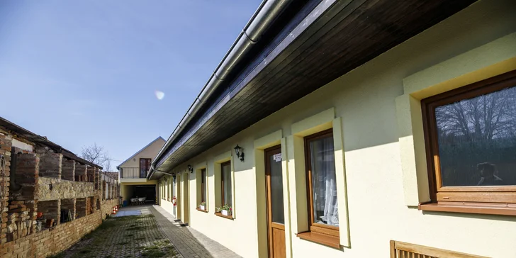 Pobyt s raňajkami a degustáciou vína pri valtickom zámockom parku