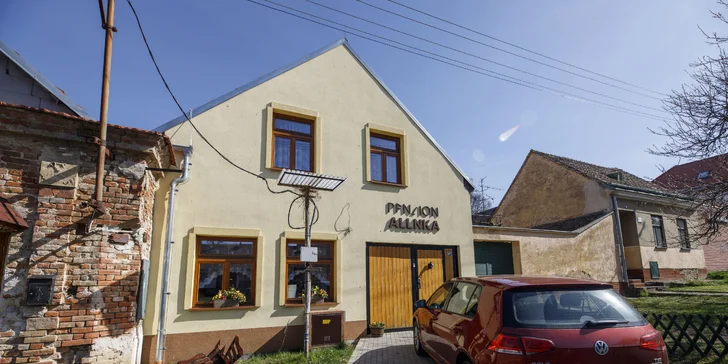 Pobyt s raňajkami a degustáciou vína pri valtickom zámockom parku