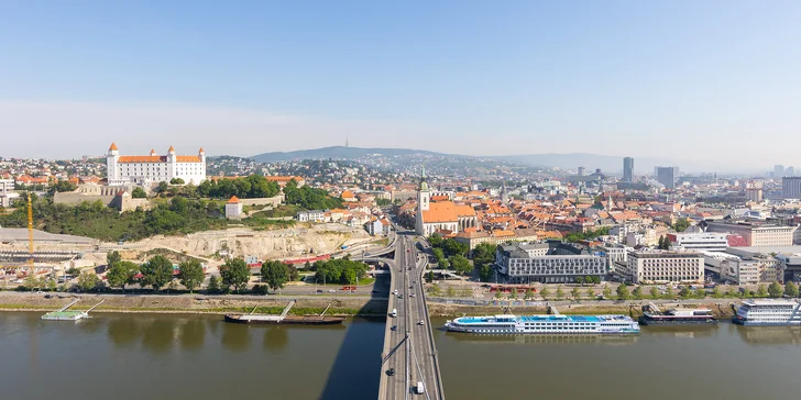 Vyhliadka z veže UFO s miešaným drinkom, fľašou Prosecca alebo tortou