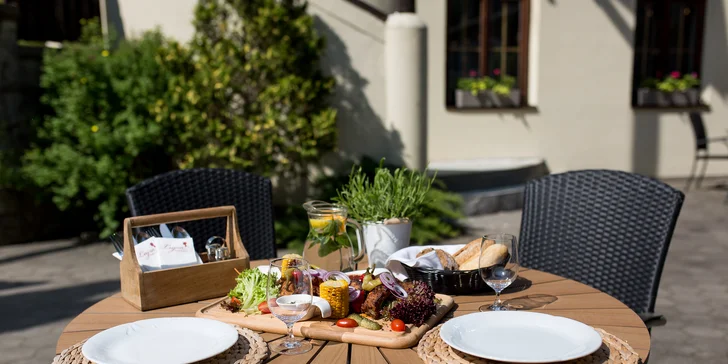 Grilované dobroty pre dvoch v Garden restaurant v Hoteli Bankov: 1400 g grilovaných dobrôt s prílohou a nápojom pre 2 osoby